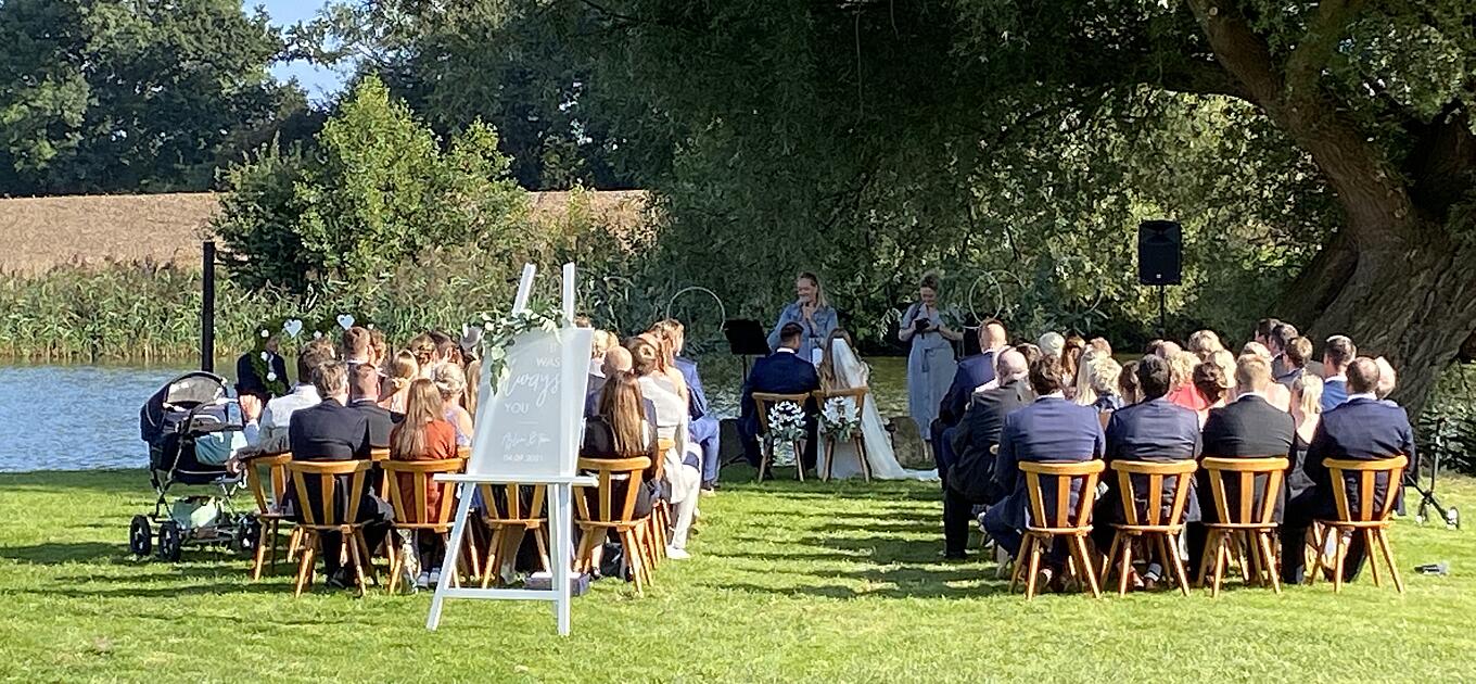 Trauung auf der Grünfläche vor dem Mühlenteich