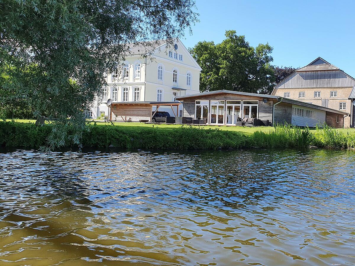 Blick auf das Bootshaus vom See